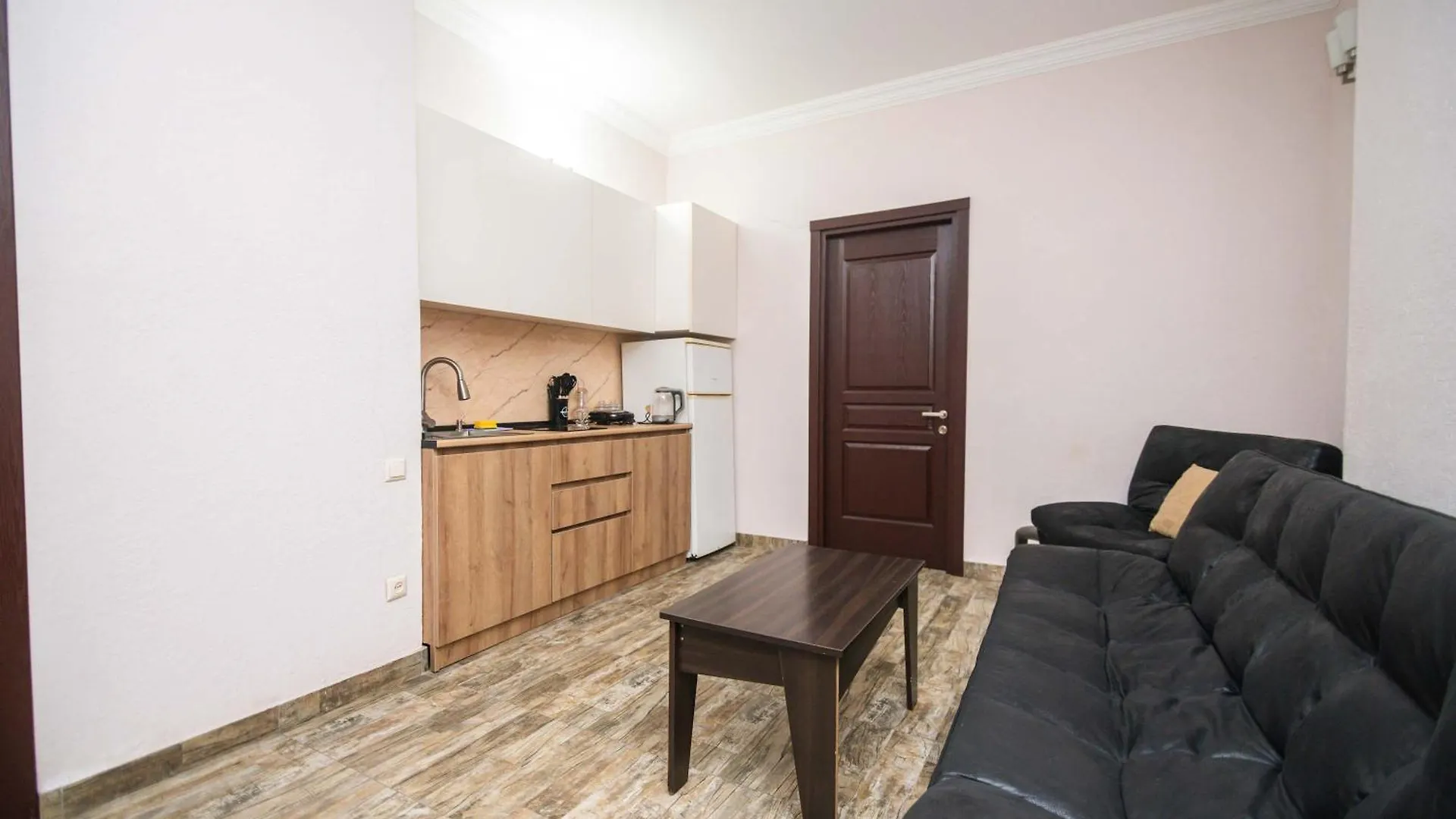 شقة Batumi 3-Apt Combo 3Br 3 Bath Sleeps 9 - Wehost