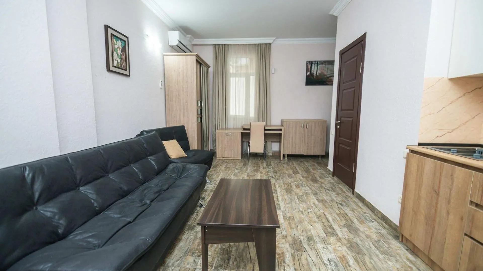 Batumi 3-Apt Combo 3Br 3 Bath Sleeps 9 - Wehost جورجيا